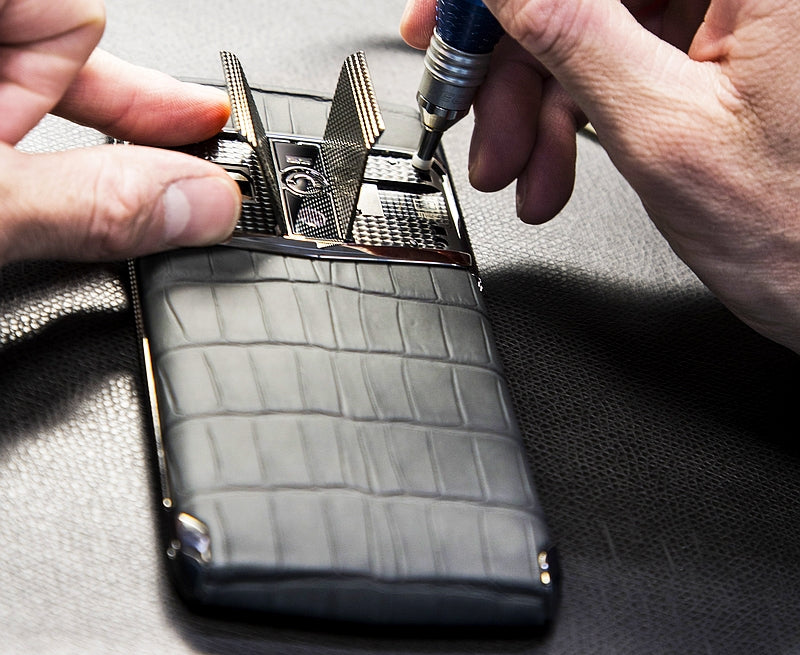 SIGNATURE TOUCH ALLIGATOR SKIN PHONE